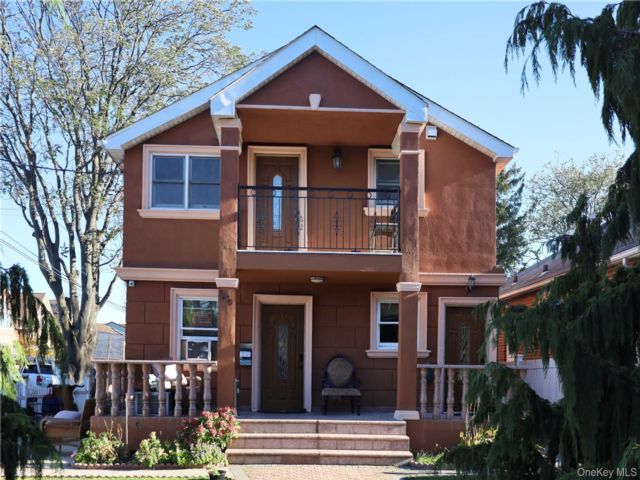  3 BR,  2.00 BTH &nbsp;Colonial style home in Throggs Neck