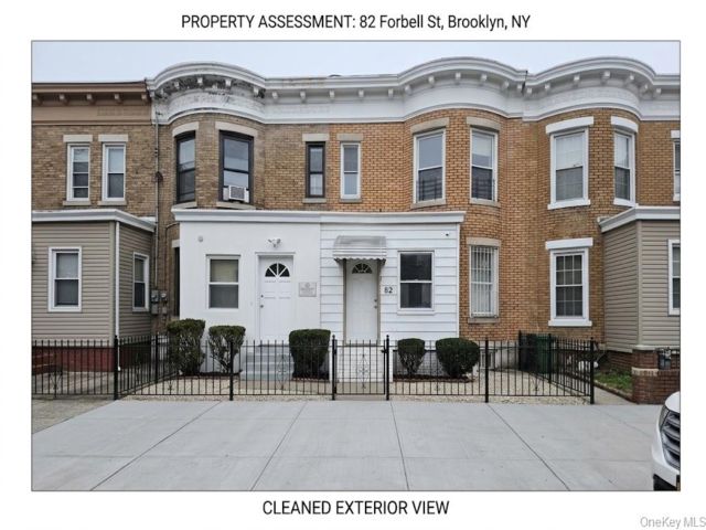  4 BR,  3.00 BTH &nbsp;Colonial style home in Cypress Hills