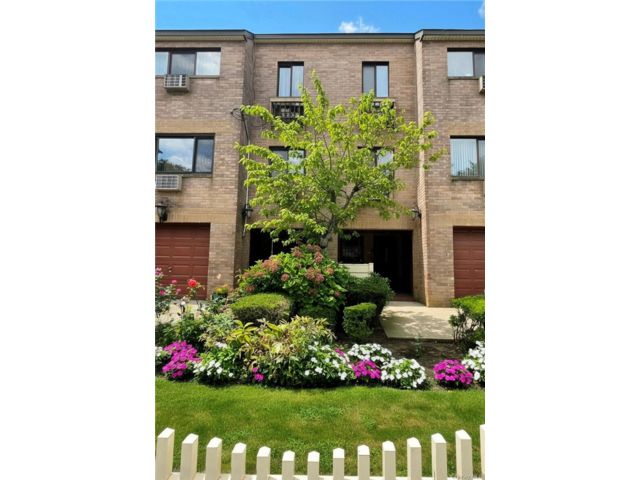  3 BR,  2.00 BTH &nbsp;Condo style home in Howard Beach