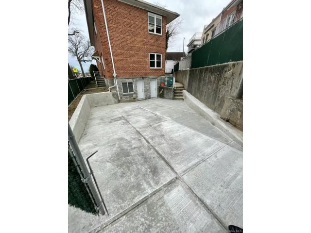  3 BR,  1.00 BTH &nbsp;Includes legal  style home in Flushing