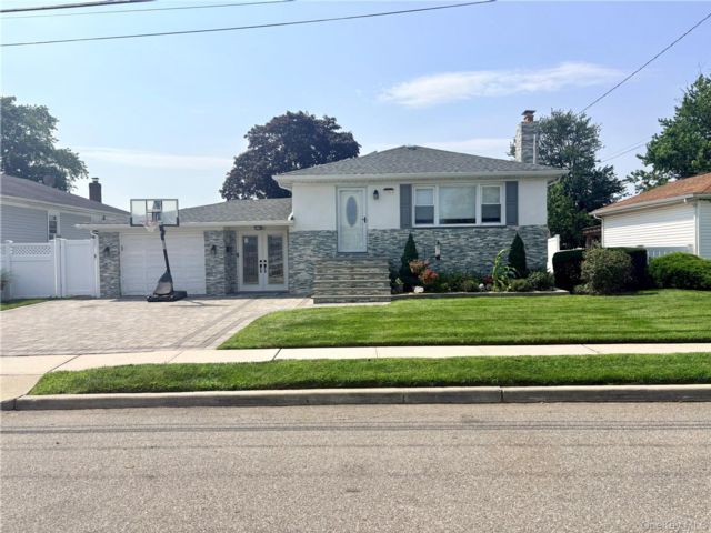  3 BR,  3.00 BTH &nbsp;Ranch style home in Oceanside