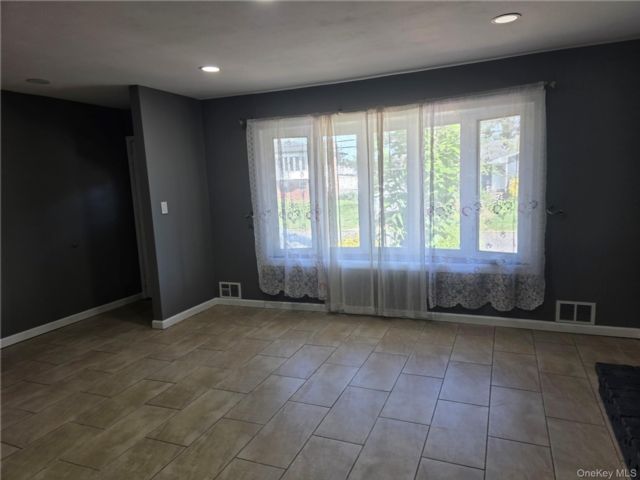  3 BR,  1.00 BTH &nbsp;Ranch style home in Brentwood