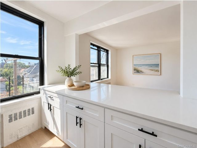  2 BR,  2.00 BTH &nbsp;Mid rise style home in Far Rockaway