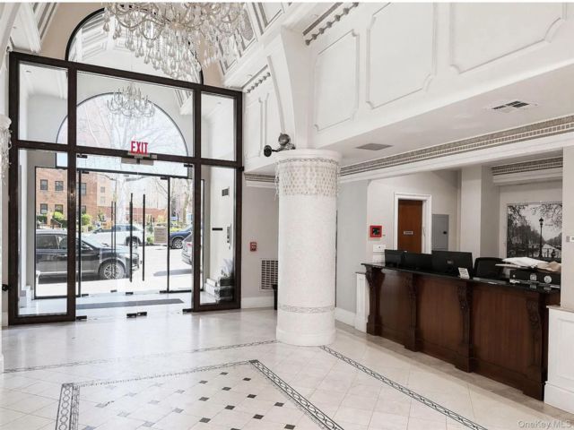  2 BR,  3.00 BTH &nbsp;Full floor apar style home in Rego Park