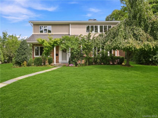  4 BR,  3.00 BTH &nbsp;Mid-century mod style home in Bayport