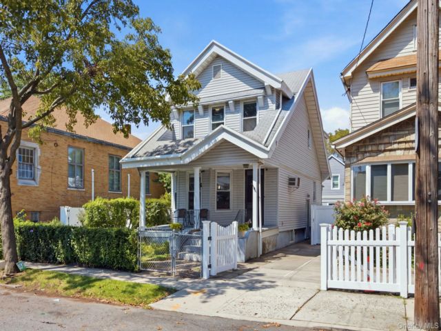  4 BR,  2.00 BTH &nbsp;Victorian style home in Woodhaven