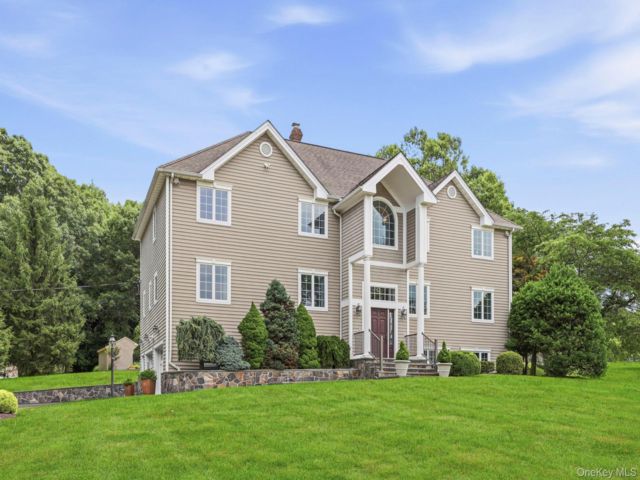  4 BR,  4.00 BTH &nbsp;Colonial style home in Mahopac
