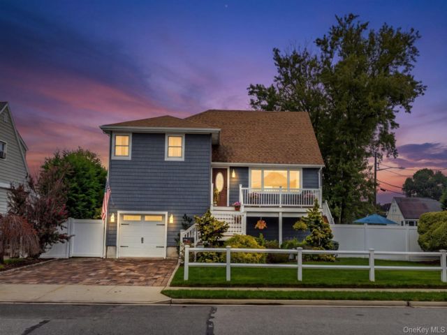  3 BR,  3.00 BTH &nbsp;Split level style home in Seaford