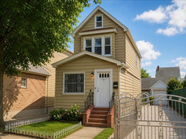  3 BR,  1.00 BTH &nbsp;Colonial style home in Hollis