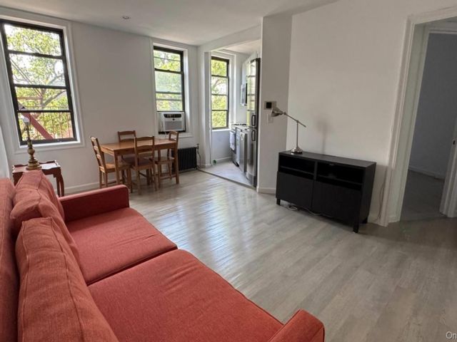  1 BR,  1.00 BTH &nbsp;Mid rise style home in Astoria