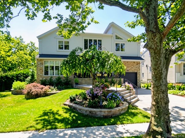  5 BR,  4.00 BTH &nbsp;Contemporary style home in Cedarhurst