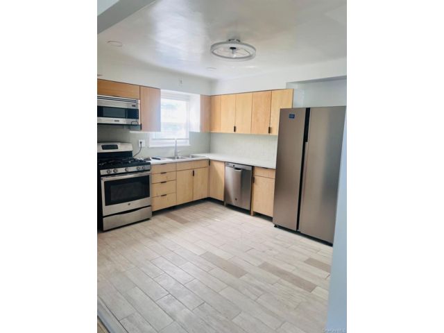  4 BR,  1.00 BTH &nbsp;Ranch style home in Far Rockaway