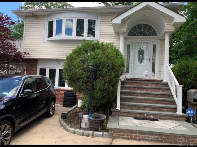  3 BR,  2.00 BTH &nbsp;Hi ranch style home in Plainview