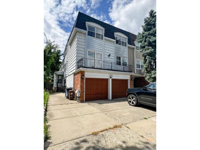  3 BR,  2.00 BTH &nbsp;Other style home in Bayside