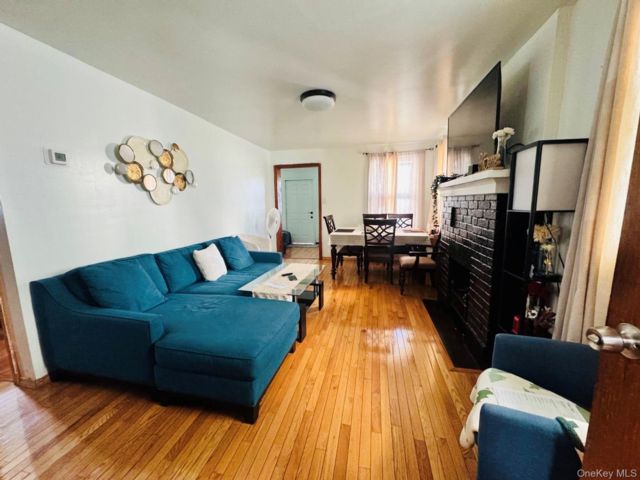  3 BR,  2.00 BTH &nbsp;Colonial style home in Saint Albans