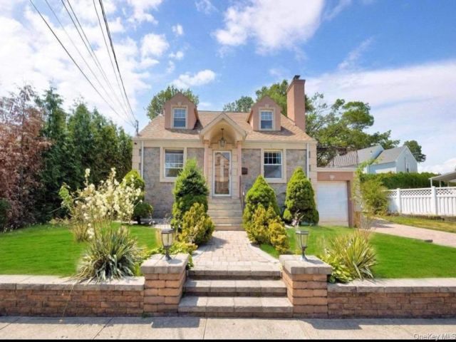  3 BR,  1.00 BTH &nbsp;Cape cod style home in Valley Stream