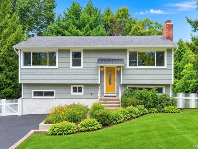  5 BR,  2.00 BTH &nbsp;Hi ranch style home in Lake Grove
