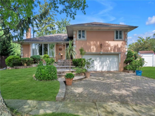  4 BR,  3.00 BTH &nbsp;Split level style home in Westbury