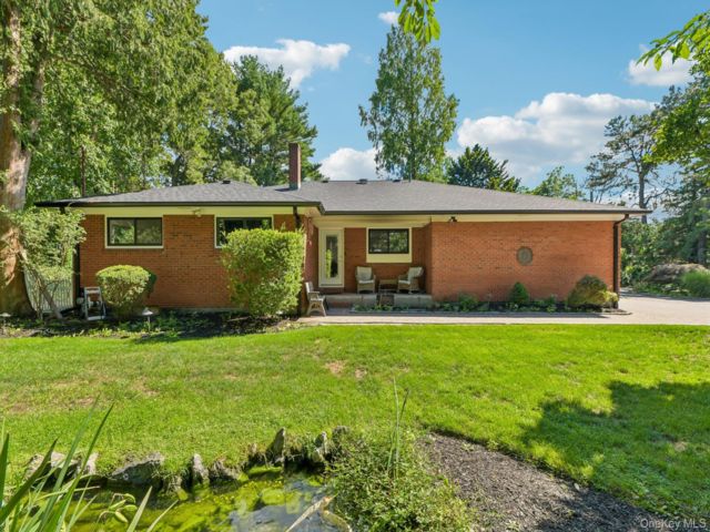  3 BR,  3.00 BTH &nbsp;Ranch style home in Holbrook