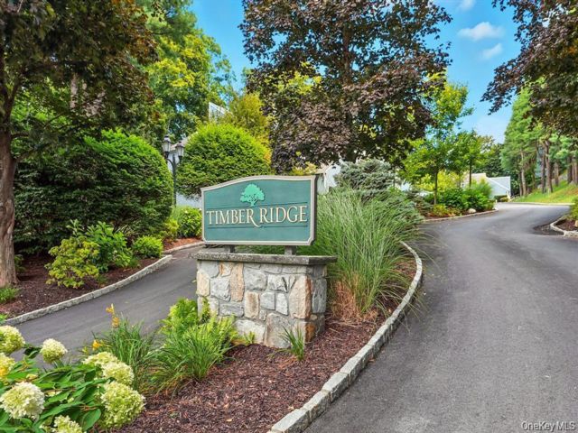 3 BR,  3.00 BTH &nbsp;Condo style home in Mount Kisco