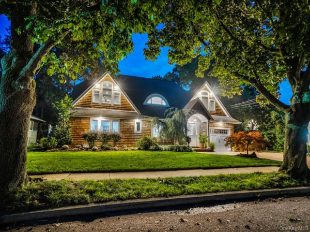  6 BR,  4.00 BTH &nbsp;Colonial style home in Wantagh