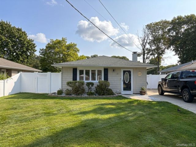  3 BR,  2.00 BTH &nbsp;Ranch style home in Shirley