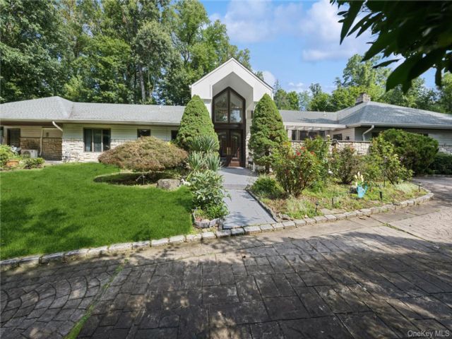  5 BR,  4.00 BTH &nbsp;Ranch style home in Roslyn