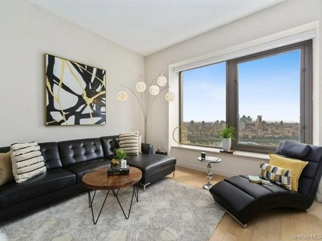  1 BR,  2.00 BTH &nbsp;High rise style home in New York (manhattan)