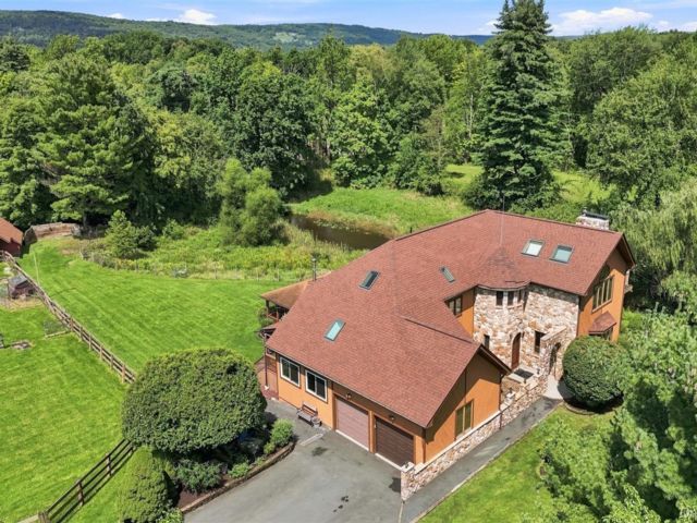  4 BR,  4.00 BTH &nbsp;Contemporary style home in Middletown