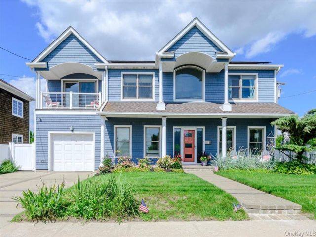  4 BR,  3.00 BTH &nbsp;Colonial style home in Atlantic Beach