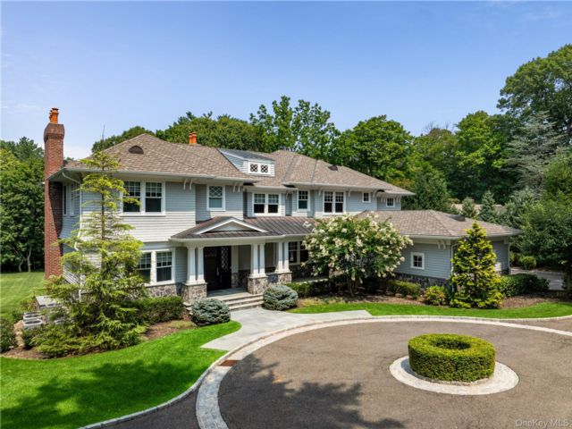 7 BR,  9.00 BTH &nbsp;Colonial style home in Roslyn Harbor