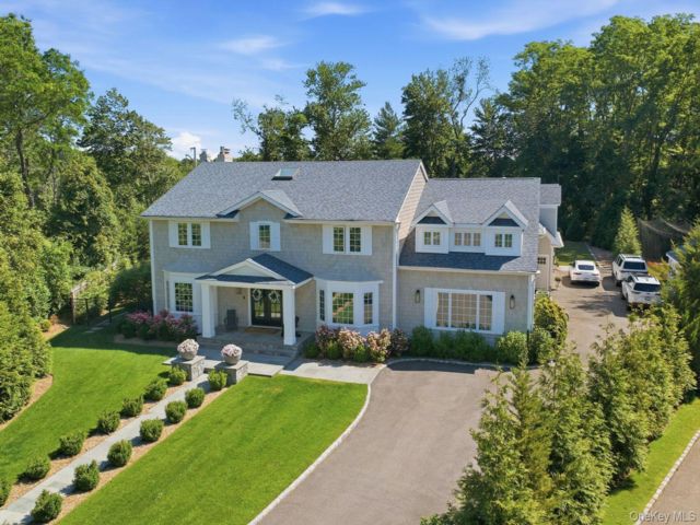  6 BR,  6.00 BTH &nbsp;Colonial style home in Woodbury