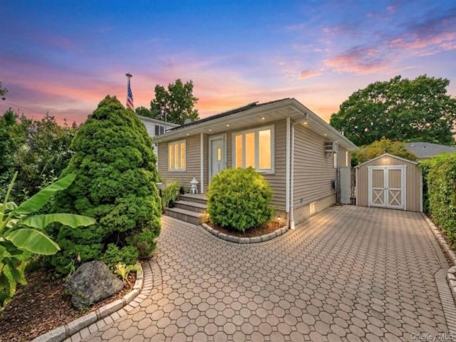  2 BR,  2.00 BTH &nbsp;Ranch style home in Copiague
