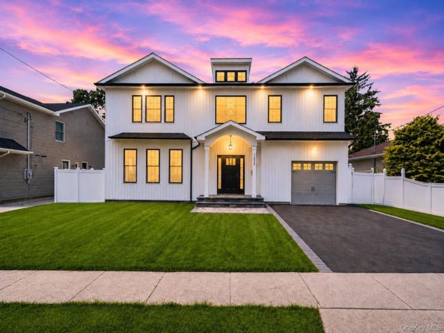  4 BR,  4.00 BTH &nbsp;Colonial style home in North Merrick
