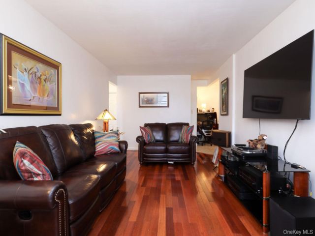  2 BR,  1.00 BTH &nbsp;Mid rise style home in Queens Village