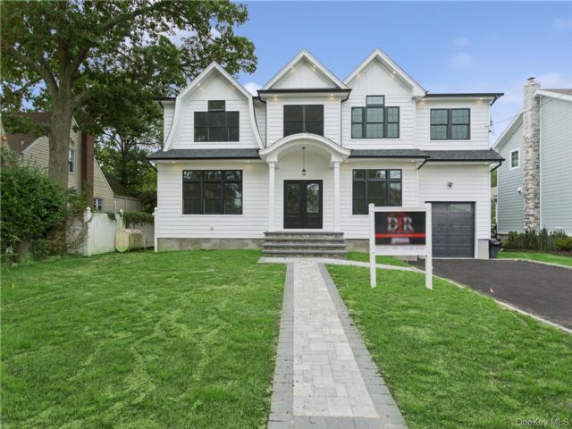  6 BR,  4.00 BTH &nbsp;Colonial style home in North Bellmore