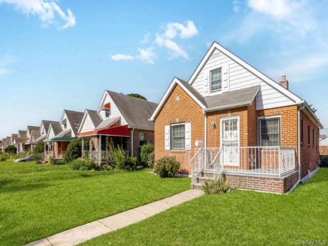  4 BR,  1.00 BTH &nbsp;Cape cod style home in Cambria Heights