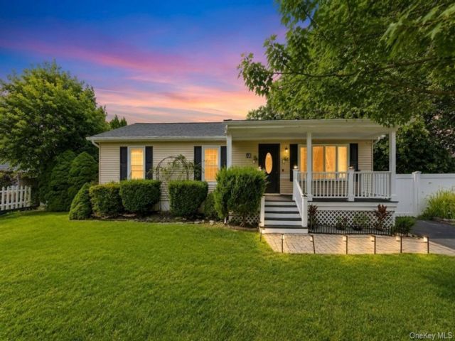  3 BR,  2.00 BTH &nbsp;Ranch style home in Shirley