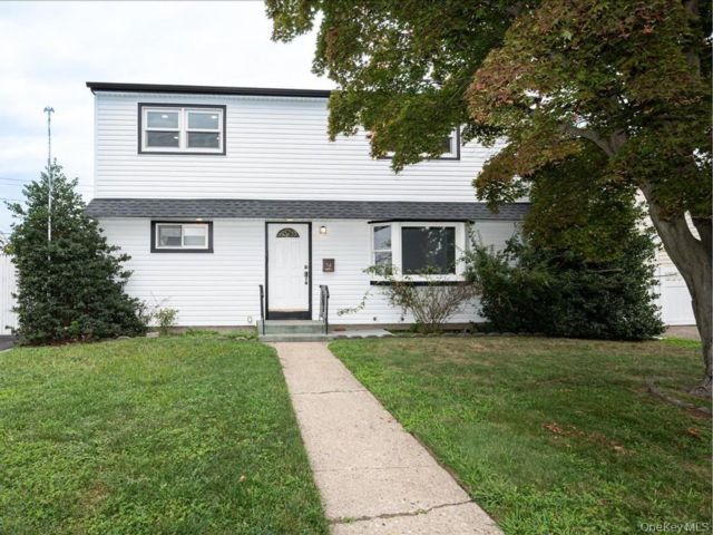  5 BR,  3.00 BTH &nbsp;Colonial style home in Hicksville