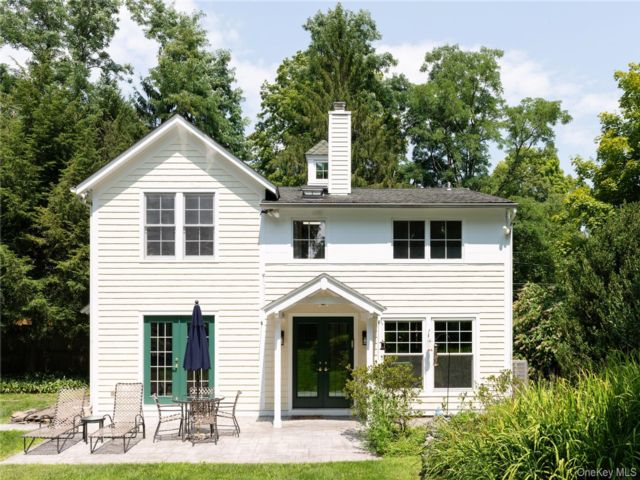 3 BR,  3.00 BTH &nbsp;Cottage style home in Hyde Park