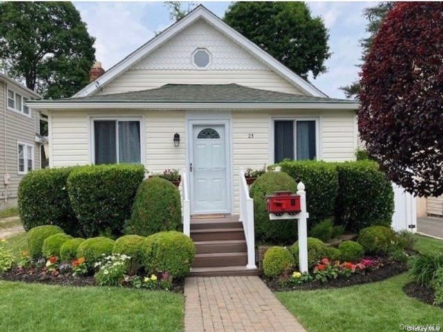  2 BR,  2.00 BTH &nbsp;Cottage style home in Bayville