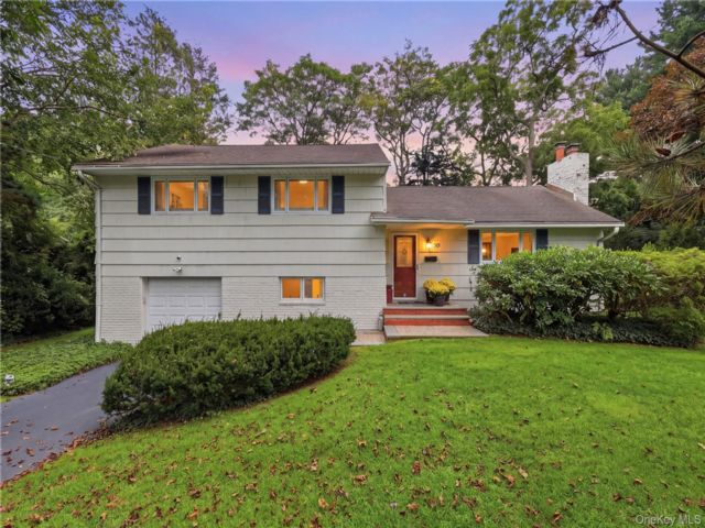  3 BR,  3.00 BTH &nbsp;Split level style home in Huntington Station