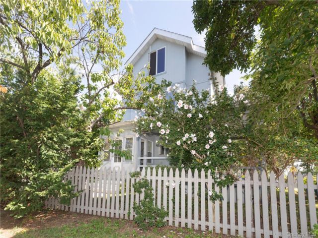  4 BR,  3.00 BTH &nbsp;A-frame style home in City Island