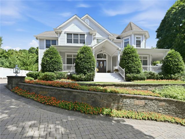  5 BR,  6.00 BTH &nbsp;Colonial style home in Northport