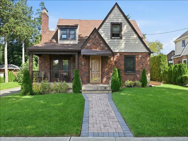  3 BR,  2.00 BTH &nbsp;Tudor style home in East Williston