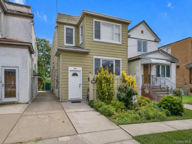  5 BR,  2.00 BTH &nbsp;Colonial style home in Whitestone
