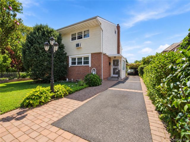  4 BR,  3.00 BTH &nbsp;House style home in Esplanade