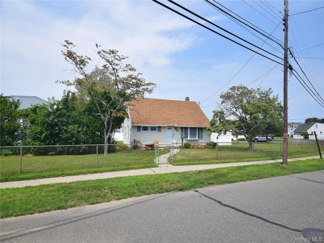  2 BR,  1.00 BTH &nbsp;Cape cod style home in Lindenhurst
