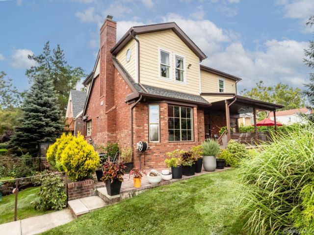  3 BR,  4.00 BTH &nbsp;Exp cape style home in Hollis Hills