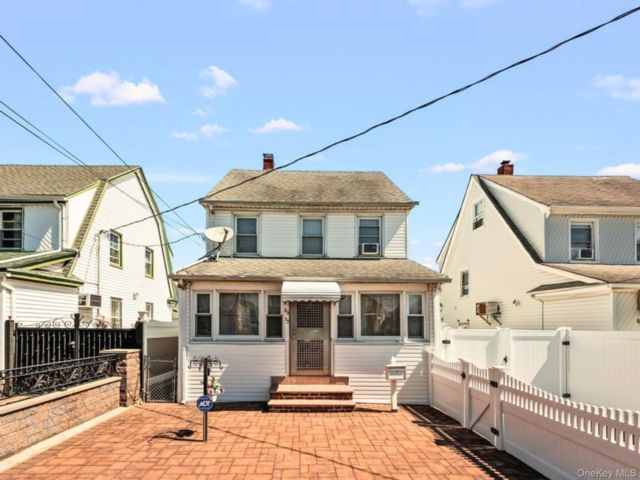  3 BR,  2.00 BTH &nbsp;Colonial style home in Queens Village